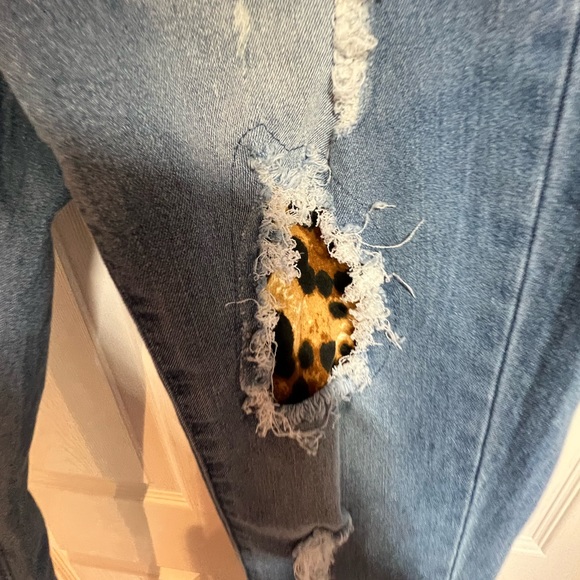 Women’s Venus jeans size 8 cheetah patches - Picture 3 of 5